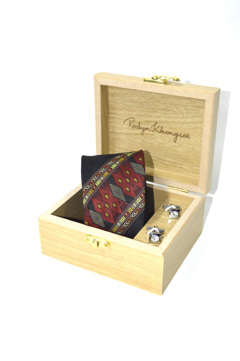 NECKTIE WITH DIAGONALLY PLACED SAIPIKHUP WITH WOODEN GIFT BOX & CUFFLINK