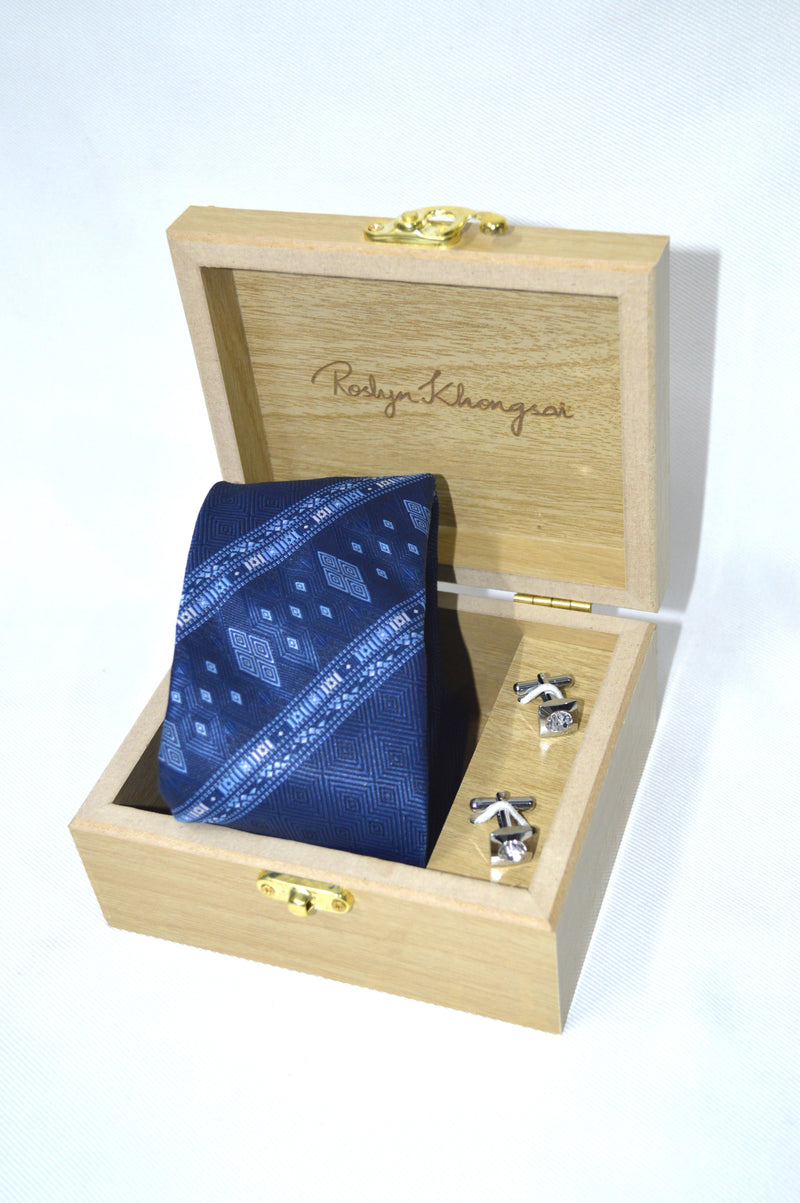 NECKTIE WITH DIAGONALLY PLACED SAIPIKHUP WITH WOODEN GIFT BOX & CUFFLINK