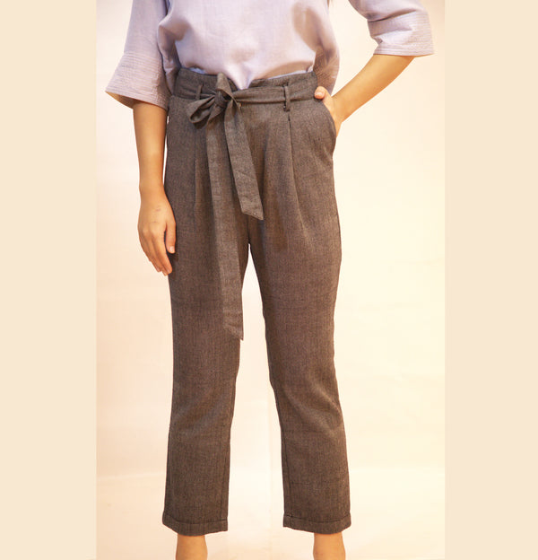 HIGH WAISTED ABOVE THE ANKLE LENGTH PANT